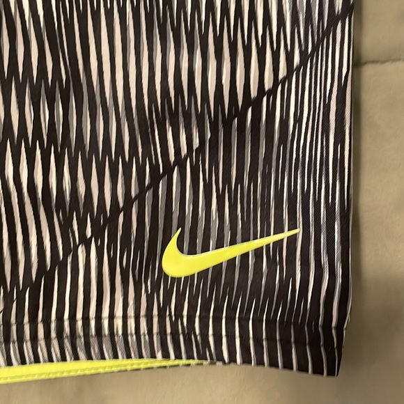 Nike shorts or swim trunks Men’s size Medium - Picture 4 of 4